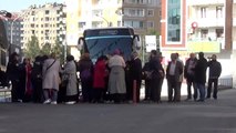 Gurbetçilerden HDP önünde evlat nöbeti tutan ailelere anlamlı ziyaret
