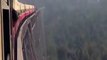 Ce train passe sur un pont vertigineux