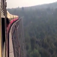 Ce train passe sur un pont vertigineux