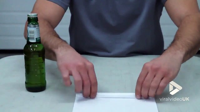 Il nous montre une astuce pour ouvrir une bière... avec une feuille de papier !!