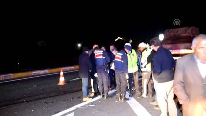 Tır otomobille çarpıştı: 1 ölü, 2 yaralı