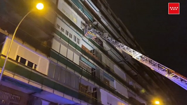 Bomberos trabajan en la extinción de un incendio en Leganés (Madrid)