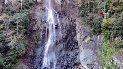 Artvin'de Mençuna Şelalesi'ne Kendine Hayran Bırakıyor