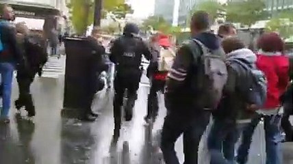 GILETS JAUNES - La simulation de violences policières qui fait le buzz