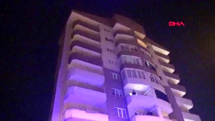 Eşini bıçaklayıp kendisini eve kilitledi