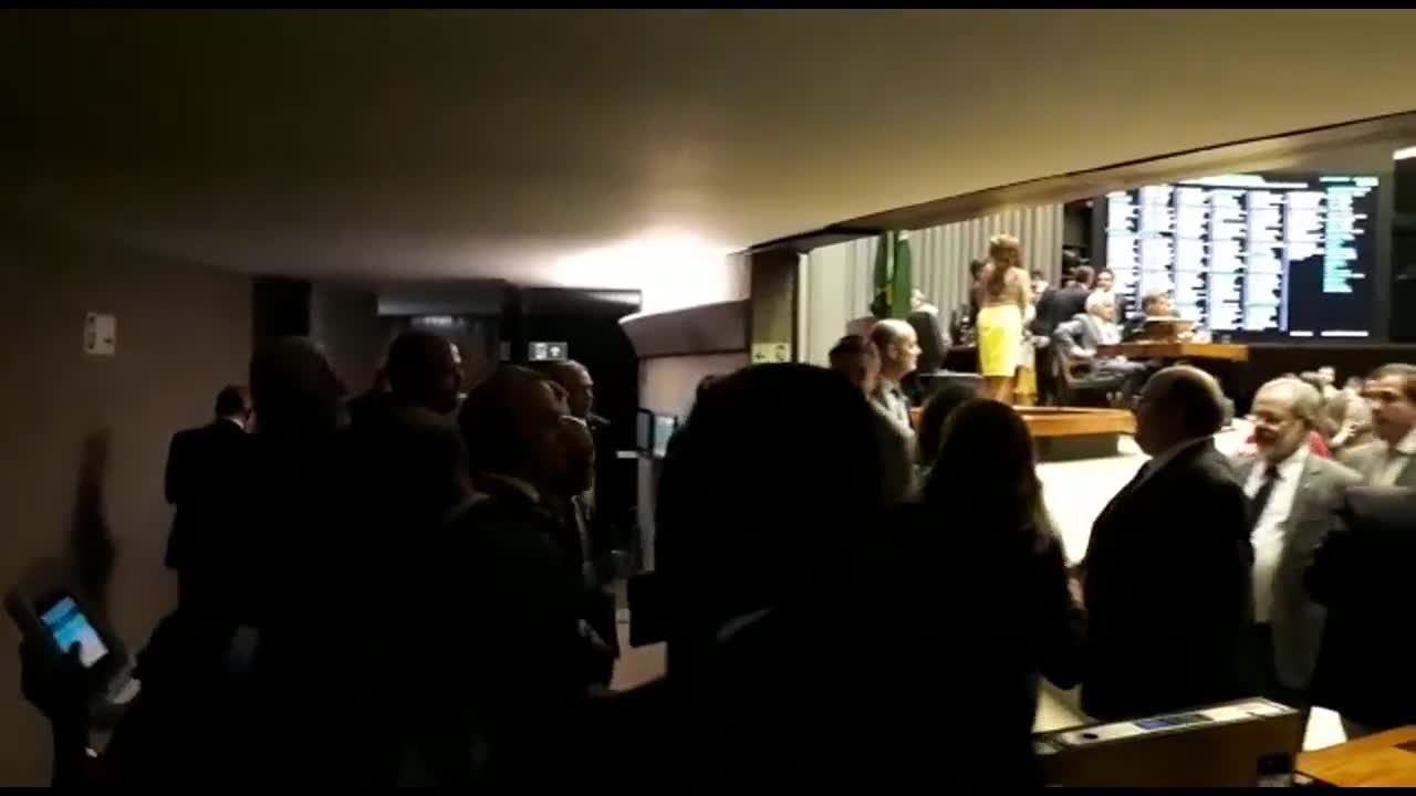 Oposição deixa plenário em protesto contra Coronel Tadeu