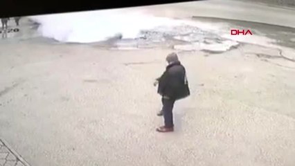 Rusya'da otomobil kaynar su çukuruna düştü 2 ölü