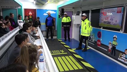 Niğdeli öğrenciler trafiği Mobil Trafik Eğitim Tırı ile öğreniyor