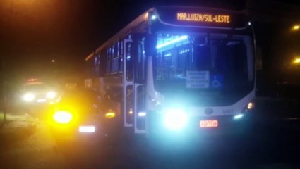 Mercedes e ônibus batem em cruzamento no Bairro Pacaembu