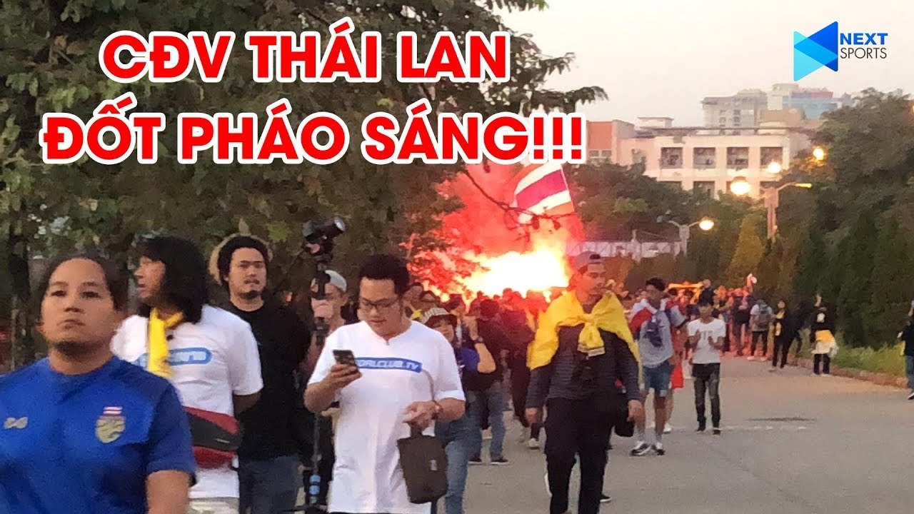 Chảo lửa Mỹ Đình, CĐV Thái Lan náo loạn, đốt pháo sáng cổ vũ