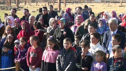 Ahlatlı öğrenciler ara tatilde tarihi mekanları geziyor