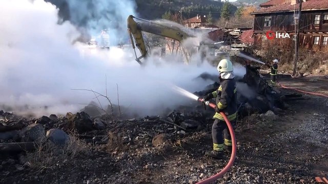 Köy alevlere teslim oldu: 4 ev, 3 ahır ve 7 samanlık kül oldu