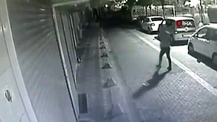 Zeytinburnu’nda sokak ortasında silahlı çatışma kamerada
