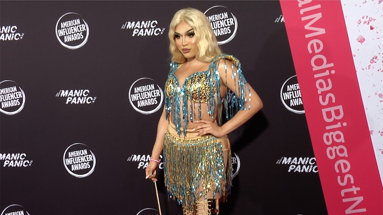 Morphine Love 2019 American Influencer Awards Pink Carpet Fashion