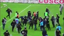 شاهد: مباراة كرة قدم تتحول إلى ساحة قتال في بيرو