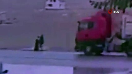 Seyir halindeki kamyonun kasasının açık unutulan arka kapağın çarptığı kadın hayatını kaybetti
