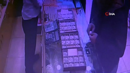 Kuyumcudaki tırnakçının yüzükleri kaşla göz arasında cebine attığı anlar kamerada