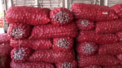 Tonlarca meyve ve sebze kabzımalların elinde kaldı