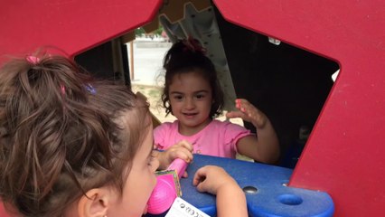 Jugando a VENDER HELADOS en el PARQUE para niños  - PRETEND PLAYING selling ICE CREAM for kids - 10