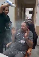 Doktorlardan ve hemşirelerden yoğun bakımda köpük partisi