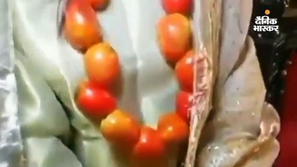 दुल्हन ने सोने की जगह पहनाी टमाटर की ज्वैलरी