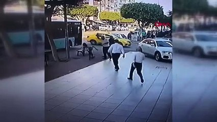 Esnaf elinden zor araya girdi!.. Otobüs şoföründen küçük çocuğa tekme tokat dayak!