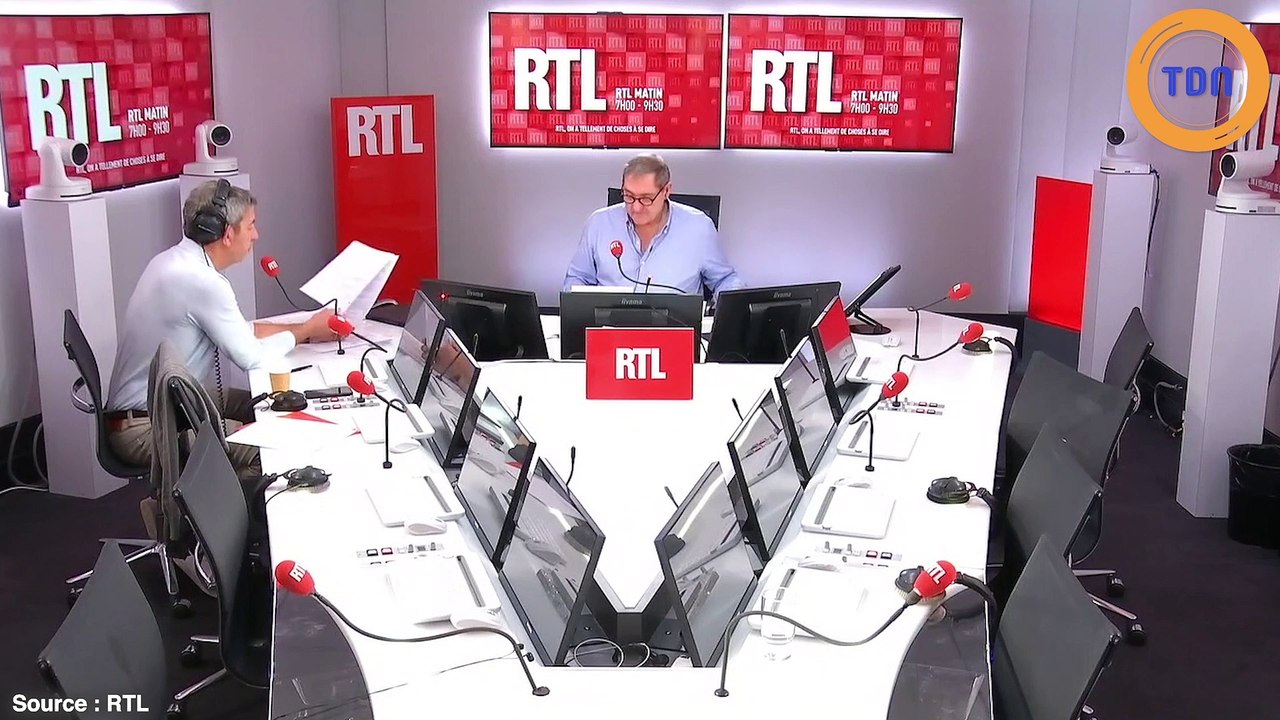 Michel Cymes : pourquoi il faut éviter d'aller aux toilettes avec son téléphone ?