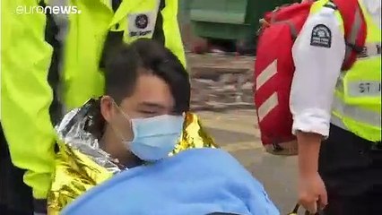 Manifestantes resistem a cerco policial em Hong Kong