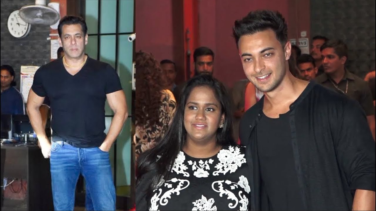 Salman Khan Sister Arpita khan Aayush sharma LOOKING HAPPY On Their WEEDING ANNIVERSARY