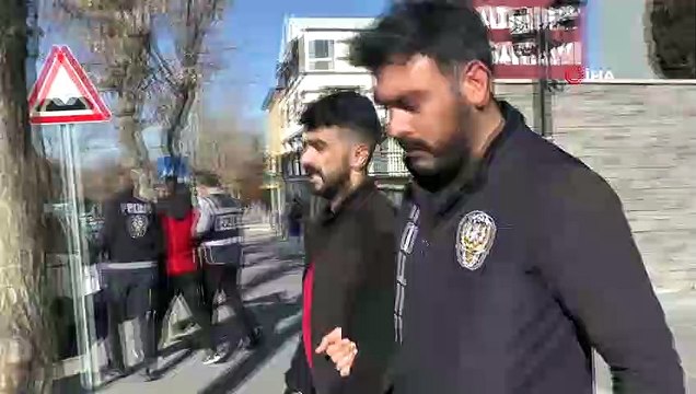 Eve kilitleyip işkence yaptıktan sonra bacağından vurup gasp ettiler