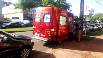Ciclista se fere ao colidir em porta de carro estacionado