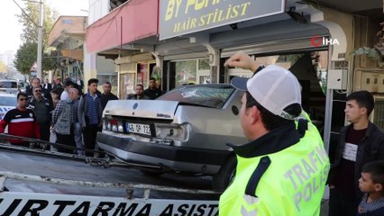 Canlarını son anda kurtardılar... Otomobil berber dükkanına girdi, o anlar kameraya böyle yansıdı