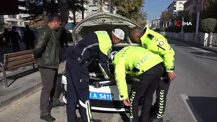 Download Video: Polis otosunun kaputuna giren yavru kedi polisler tarafından kurtarıldı