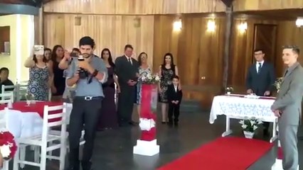 Quand un DJ se trompe et passe une musique troll en pleine cérémonie de mariage