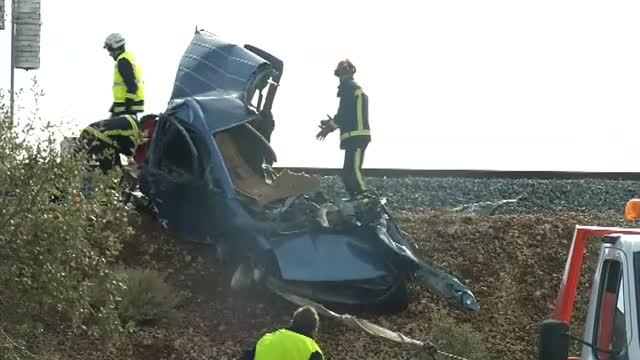 Dos personas fallecidas en una furgoneta tras ser arrolladas por un tren de mercancías