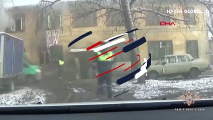 Polis yangında mahsur kalanları kamyonetle kurtardı