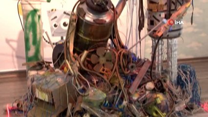 Geri dönüşümden topladıkları atıklarla robot yaparak rekor kırdılar