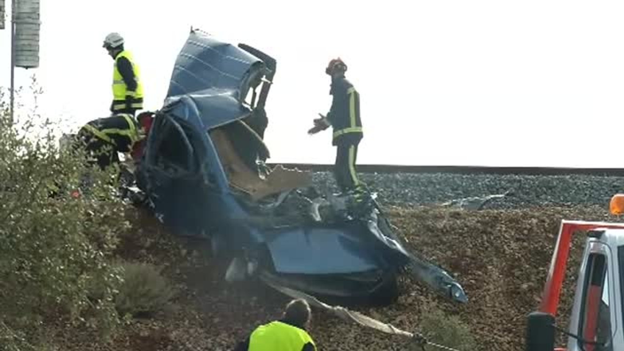 Un cercanías arrolla una furgoneta y mueren sus dos ocupantes
