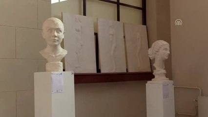 Öğrencilerin yaptığı heykeller, açık artırmayla satılarak öğrencilere burs verilecek