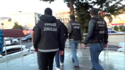 Uyuşturucu haplarla yakalanan zanlı adliyeye sevk edildi