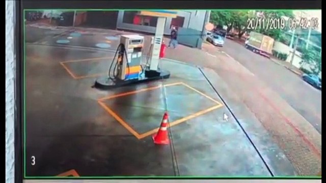 Câmara flagra furto de moto em posto de combustível