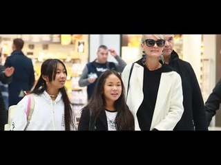 Laeticia Hallyday arrive en France avec sa mère, Jade et Joy  le sourire d’une conquérante