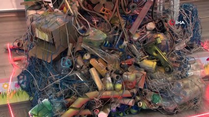 Geri dönüşümden topladıkları atıklarla robot yaparak rekor kırdılar