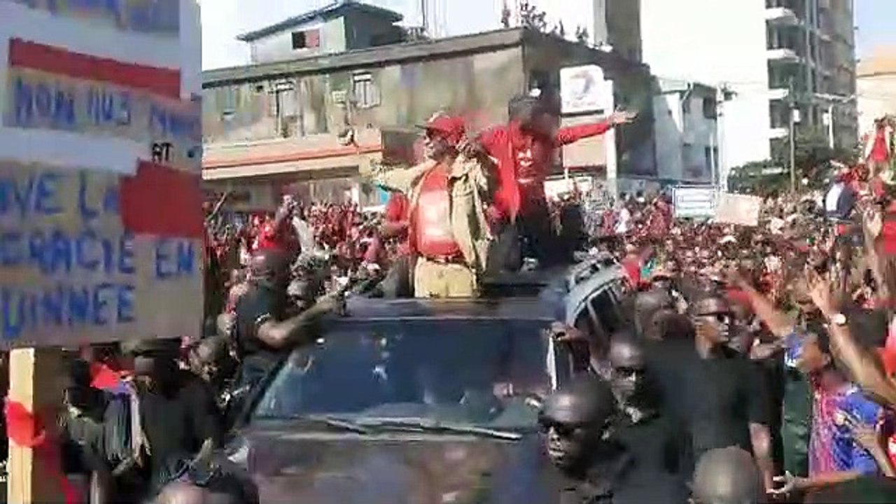 L'arrivée du cortège à l'esplanade du stade du 28 septembre