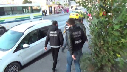 Uyuşturucu haplarla yakalanan zanlı adliyeye sevk edildi