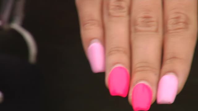 La policía precinta un local en Madrid con productos de manicura tóxicos para la piel