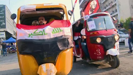 شاهد.. كيف أصبح سائقو التوك توك بالعراق أيقونة للثورة؟