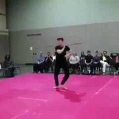 Maniement du sabre : regardez la vitesse des mouvements !