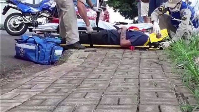 Jovem fica ferido após colisão entre carros no Bairro Neva