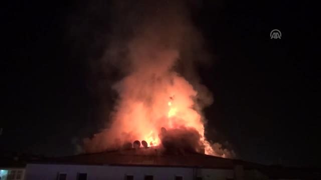 Apartmanın çatı katında çıkan yangın maddi hasara yol açtı